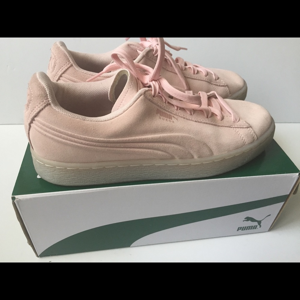 Junior girls sz 7 Puma suede Tennis shoes